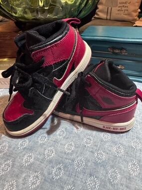 Air Jordan 1 Mid SS Bred Text Toddler Size 10C Black Red Sneakers